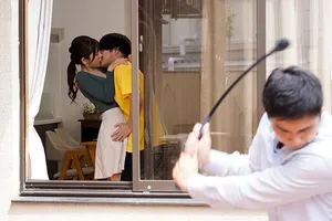 Một người đàn ông cơ bắp đã hẹn gặp trực tuyến với một cô gái gợi cảm có bộ ngực lớn màu trắng. Cô ấy mặc một chiếc váy ngắn và có đôi chân đẹp. Cô ấy trả tiền mặt, đeo bao cao su và bắt đầu cưỡi ngựa và quan hệ tình dục. Cô ấy thúc mạnh, mạnh nữa...