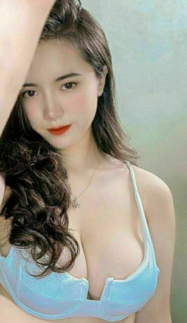 Bị bạn gái lột đồ và quan hệ tình dục trên sân thượng trường học